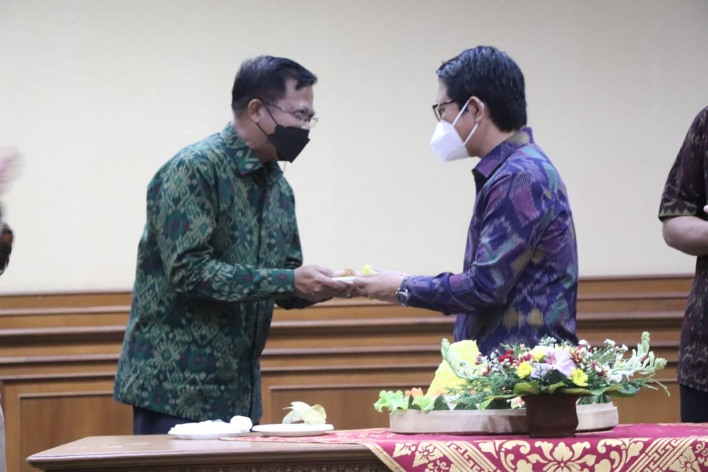 Sekda Adi Arnawa Membuka Musda Dekopinda Badung